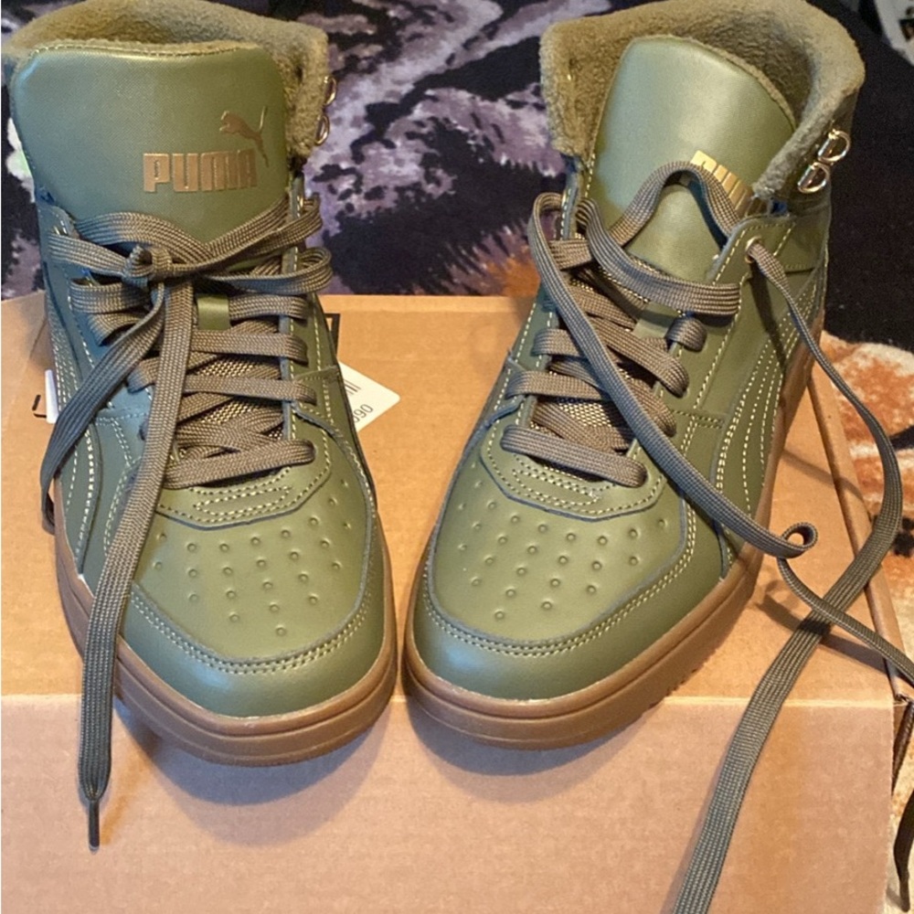 🔥🔥 NEW w/ NO TAGS
Olive Green Pumas
Size 9 MEN